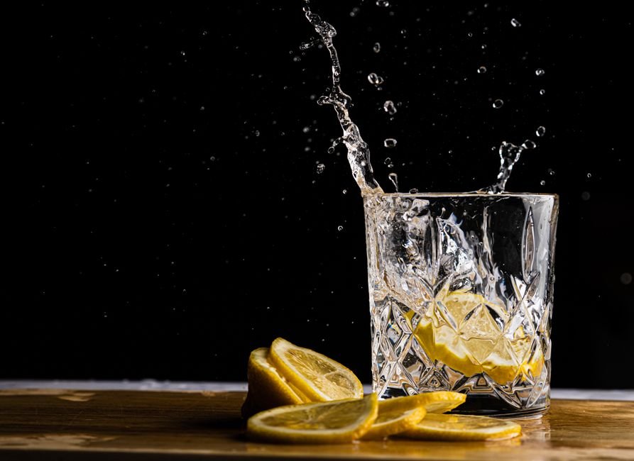 Kristal bardakta limon dilimleri