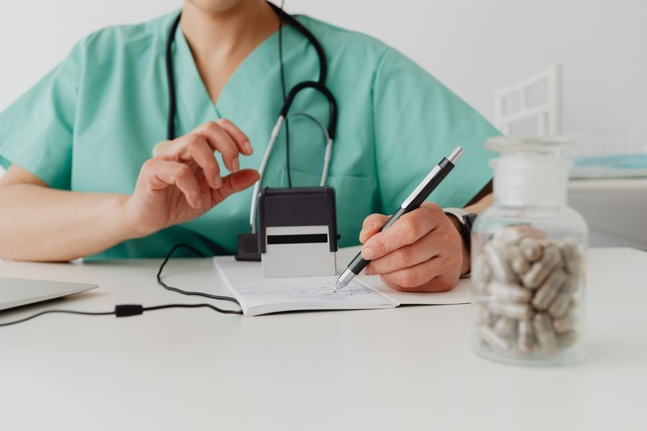 Klinikte reçete yazan sağlık profesyoneli