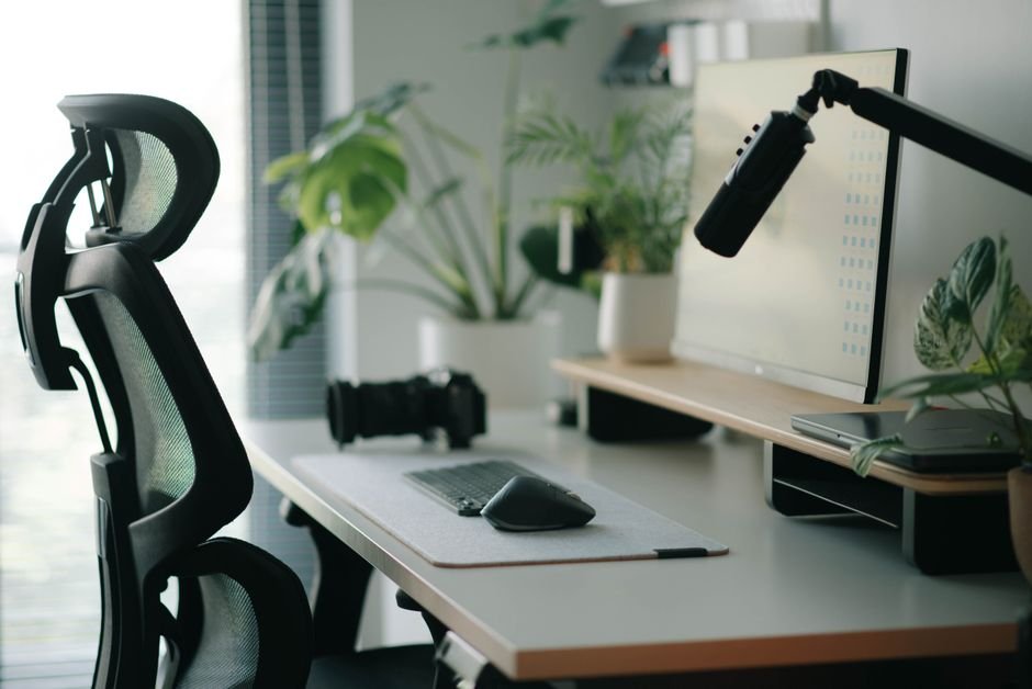 Ergonomik ofis sandalyesi ve çalışma masası
