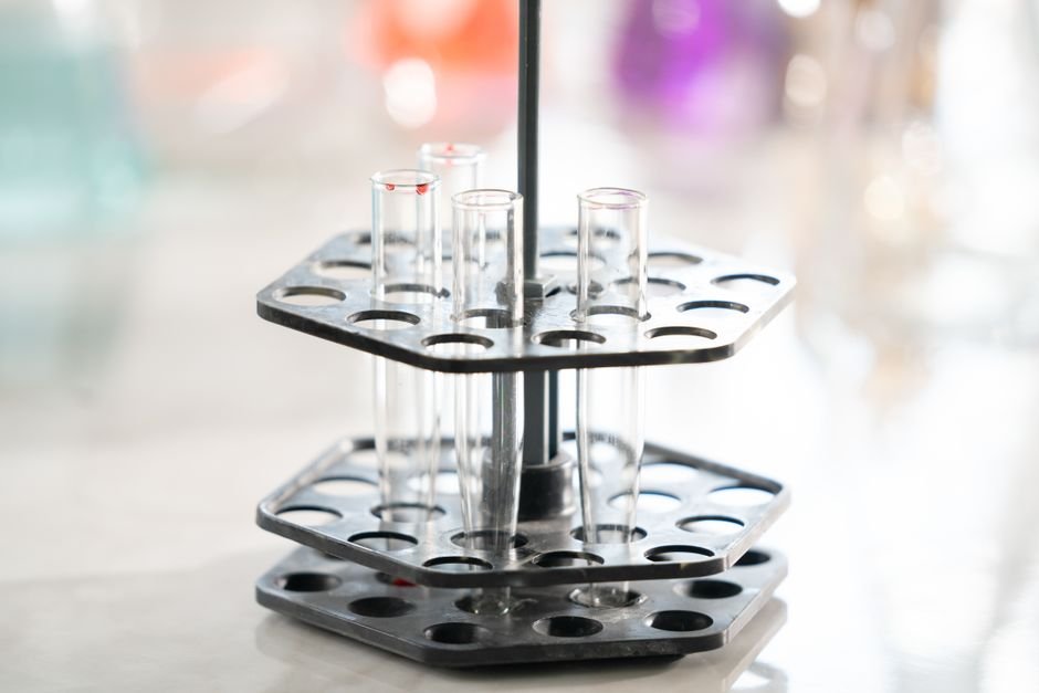 Laboratuvar standında boş test tüpleri