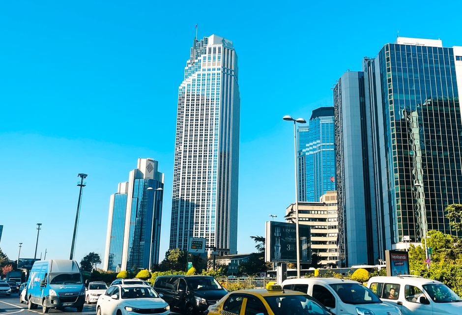 İstanbul'da açık havada gökdelenler ve trafik